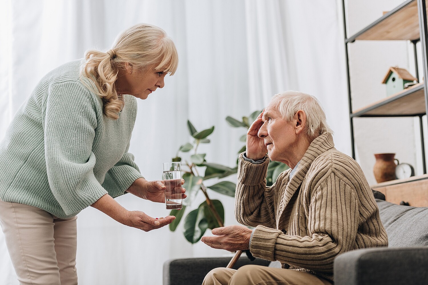 Mit dem Fortschreiten einer Demenz sind Betroffene zunehmend auf Unterstützung beim Essen und Trinken angewiesen. Bild: Adobe Stock