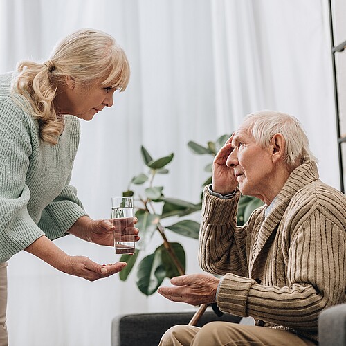 Mit dem Fortschreiten einer Demenz sind Betroffene zunehmend auf Unterstützung beim Essen und Trinken angewiesen. Bild: Adobe Stock