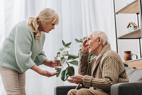 Mit dem Fortschreiten einer Demenz sind Betroffene zunehmend auf Unterstützung beim Essen und Trinken angewiesen. Bild: Adobe Stock