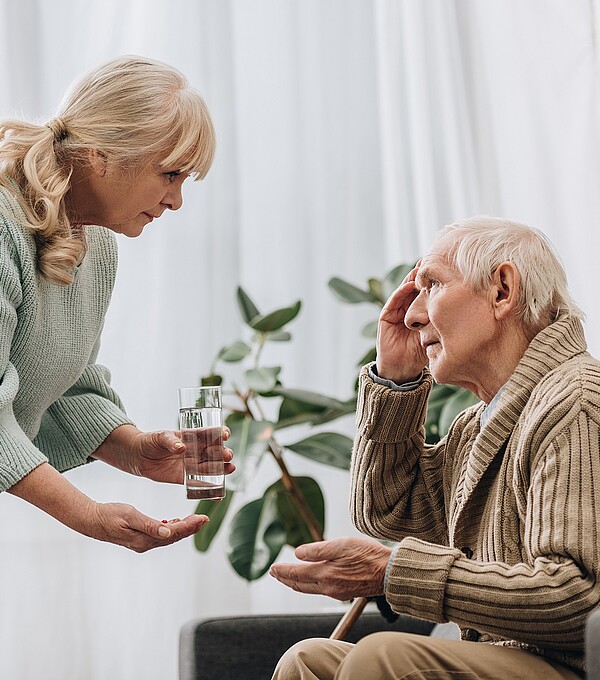 Mit dem Fortschreiten einer Demenz sind Betroffene zunehmend auf Unterstützung beim Essen und Trinken angewiesen. Bild: Adobe Stock