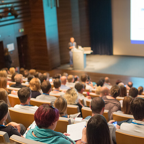 Das Medizinstudium ist beliebt, Ärztinnen und Ärzte sind gesucht. Eine Erhöhung der verfügbaren Studienplätze ist dringend nötig. Bild:  Adobe Stock