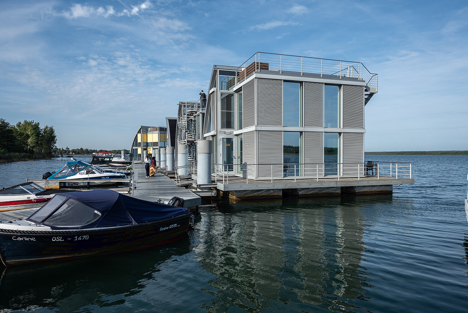 Les bâtiments flottants modernes restent onéreux. Mais à l’avenir, ils pourraient offrir une solution économique pour les zones côtières menacées. Photo: Michalczack, IfSB e.V.