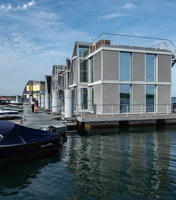 Les bâtiments flottants modernes restent onéreux. Mais à l’avenir, ils pourraient offrir une solution économique pour les zones côtières menacées. Photo: Michalczack, IfSB e.V.