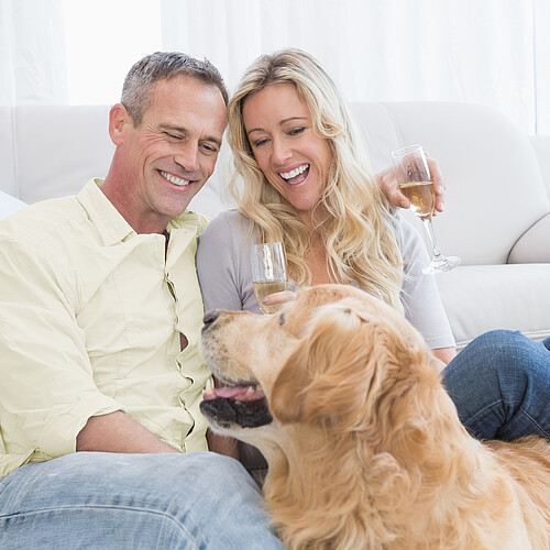 Pour ne plus craindre les maladresses: une assurance ménage All Risk couvre également les dommages causés par l’assuré lui-même, par exemple le nettoyage du canapé en cas de boisson renversée. Photo: màd