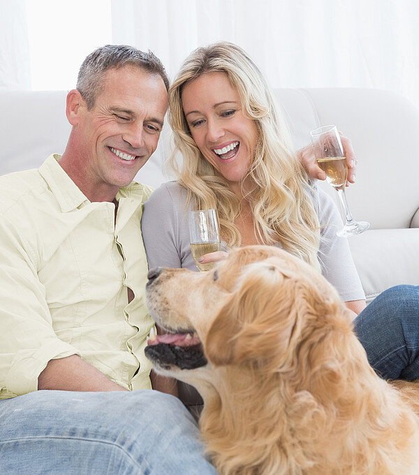 Pour ne plus craindre les maladresses: une assurance ménage All Risk couvre également les dommages causés par l’assuré lui-même, par exemple le nettoyage du canapé en cas de boisson renversée. Photo: màd