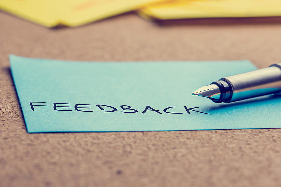 Feedback ist wichtig und wirksam: Mit gezieltem Feedback und bei Bedarf Unterstützung können Leistungen kontinuierlich verbessert werden. Bild: Adobe Stock