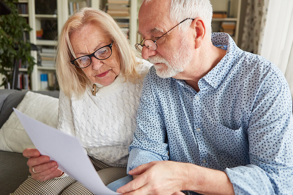 Schriftliche Informationen sind eine hilfreiche Ergänzung zu den mündlichen Erklärungen. Bild: Adobe Stock