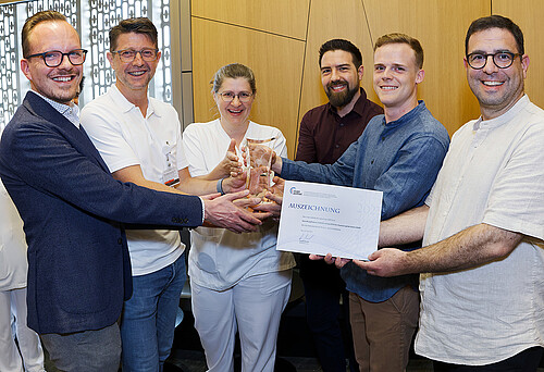 Avec Fabian Hartmann, médecin adjoint suppléant, Markus Schwendinger, directeur et médecin-chef, et Susanne Frei, médecin adjointe suppléante, trois personnes du Centre interdisciplinaire des urgences de l’Hôpital cantonal de Baden ont reçu la Rose d’hôpital des mains de Michael Zeindler et Julian Diethelm, coprésidents de l’asmac Argovie, et d’Angelo Barrile, président de l’asmac Suisse (de gauche à droite). Photo: André Albrecht