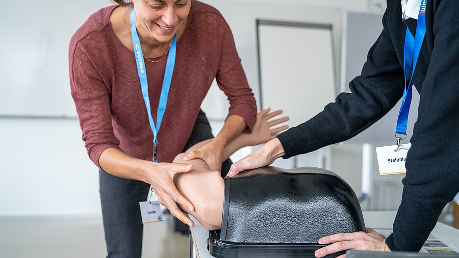 Le repositionnement d’une épaule luxée peut aisément être exercé sur un mannequin. Photo: màd