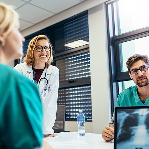 Eine Führungspersönlichkeit weiss das Potenzial des Teams, seine Fähigkeiten und das vorhandene Wissen gezielt zu nutzen. Bild: Adobe Stock