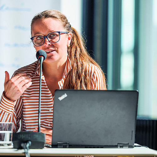 Diriger les séances et les assemblées était l’une des nombreuses tâches assumées par Nora Bienz en tant que vice-présidente de l’asmac. Photo: Severin Nowacki