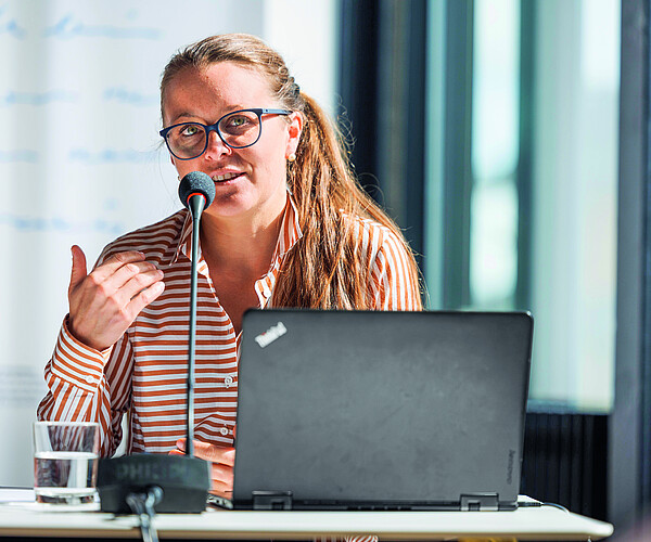 Diriger les séances et les assemblées était l’une des nombreuses tâches assumées par Nora Bienz en tant que vice-présidente de l’asmac. Photo: Severin Nowacki