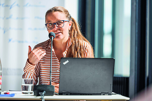 Diriger les séances et les assemblées était l’une des nombreuses tâches assumées par Nora Bienz en tant que vice-présidente de l’asmac. Photo: Severin Nowacki