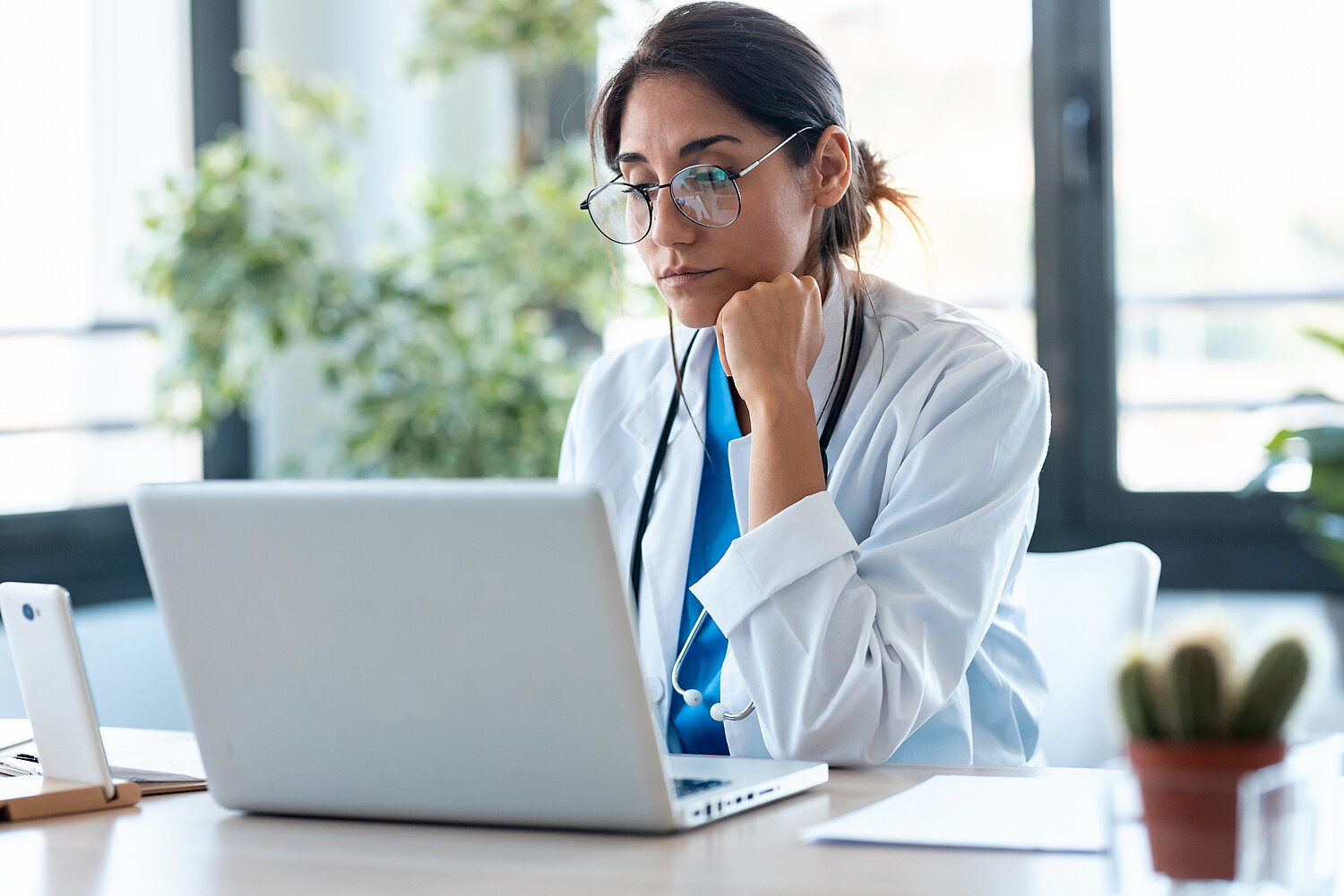 Les médecins consacrent beaucoup de temps aux tâches administratives. Des directives claires et des éléments de texte leur permettent de les exécuter plus efficacement. Photo: Adobe Stock/nenetus