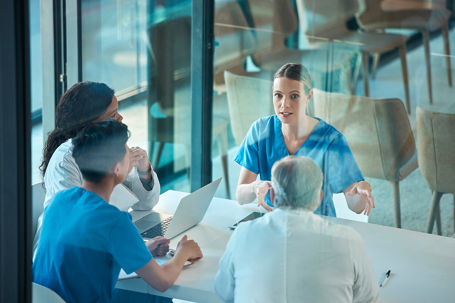 Im medizinischen Alltag sind ethische Fragestellungen häufig. Eine angemessene Auseinandersetzung damit kommt nicht nur den betroffenen Patientinnen und Patienten zugute, sondern nützt dem gesamten Team. Bild: Adobe Stock