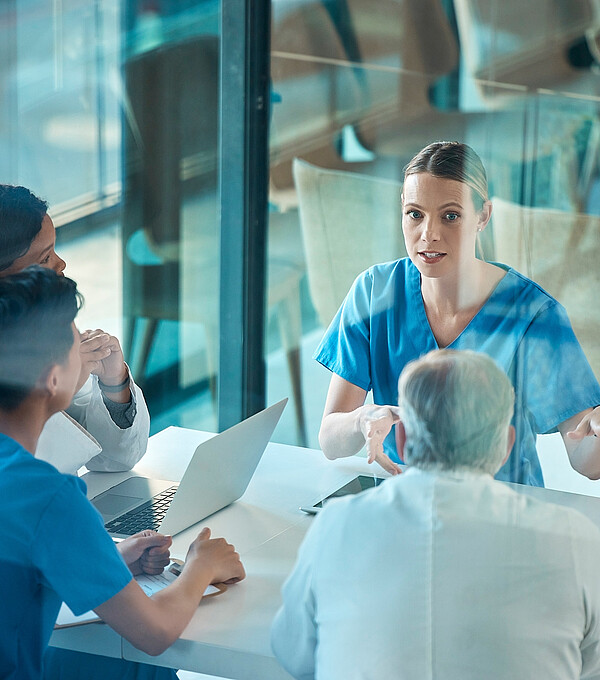 Im medizinischen Alltag sind ethische Fragestellungen häufig. Eine angemessene Auseinandersetzung damit kommt nicht nur den betroffenen Patientinnen und Patienten zugute, sondern nützt dem gesamten Team. Bild: Adobe Stock