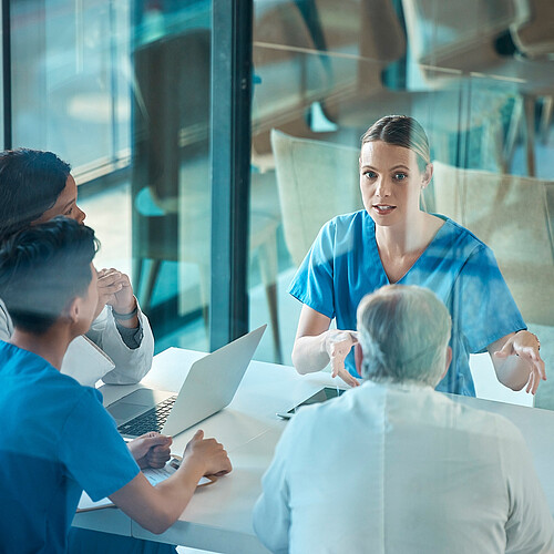 Im medizinischen Alltag sind ethische Fragestellungen häufig. Eine angemessene Auseinandersetzung damit kommt nicht nur den betroffenen Patientinnen und Patienten zugute, sondern nützt dem gesamten Team. Bild: Adobe Stock