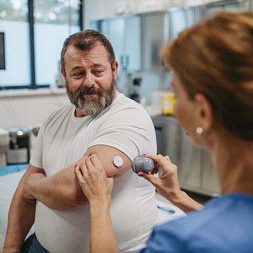 Les capteurs qui mesurent la glycémie en continu et permettent une insulinothérapie automatisée remplacent peu à peu la mesure et le traitement conventionnels. Photo: Adobe Stock