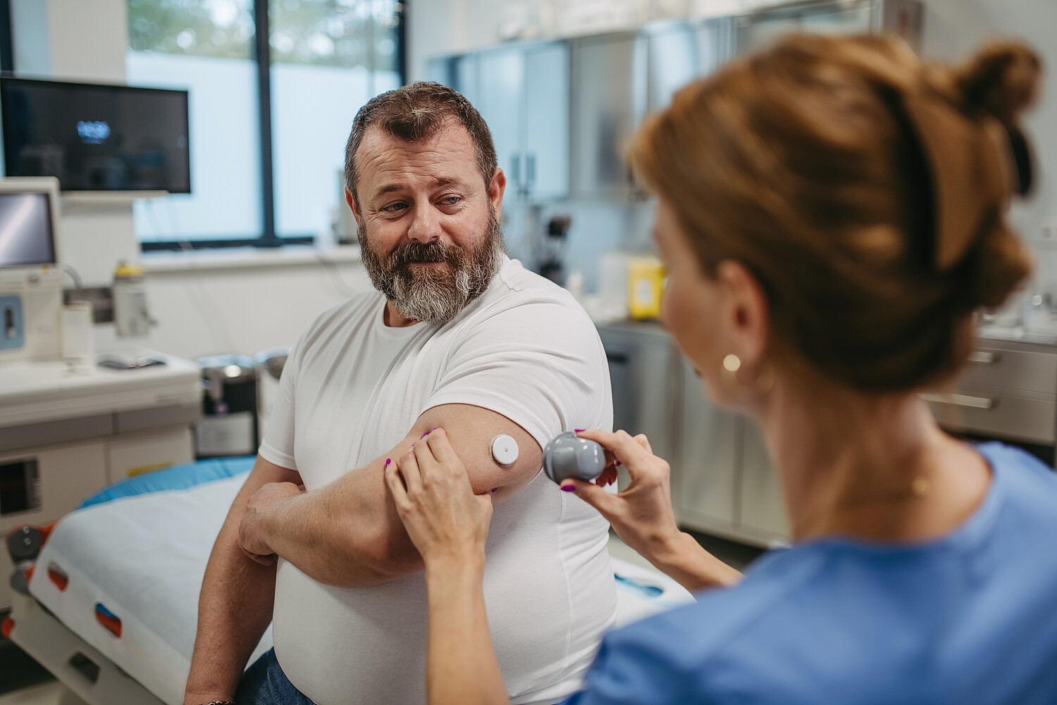 Les capteurs qui mesurent la glycémie en continu et permettent une insulinothérapie automatisée remplacent peu à peu la mesure et le traitement conventionnels. Photo: Adobe Stock