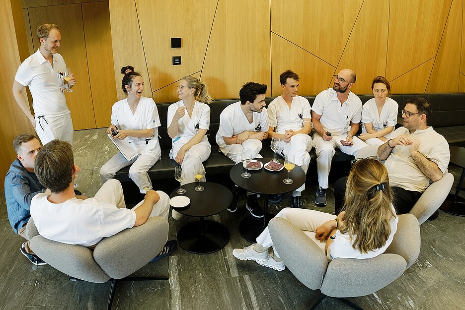 Des visages souriants au centre interdisciplinaire des urgences de l’Hôpital cantonal de Baden: toute l’équipe se réjouit d’avoir reçu la Rose d’hôpital. Photo: André Albrecht