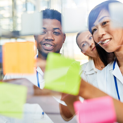 Beim Teaching in Kleingruppen können Hilfsmittel wie Post-its das gemeinsame Erarbeiten von Fragen unterstützen.  Bild: Adobe Stock