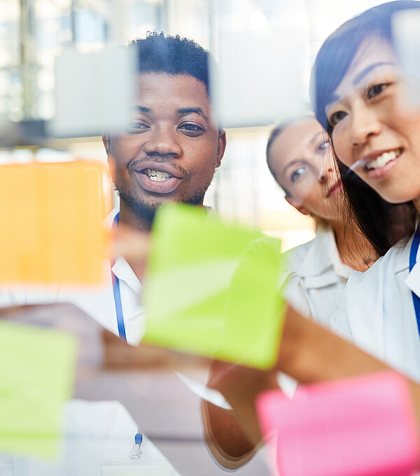 Beim Teaching in Kleingruppen können Hilfsmittel wie Post-its das gemeinsame Erarbeiten von Fragen unterstützen.  Bild: Adobe Stock