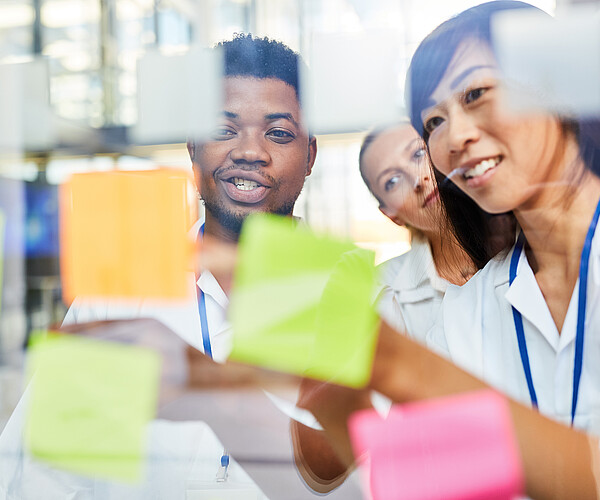 Beim Teaching in Kleingruppen können Hilfsmittel wie Post-its das gemeinsame Erarbeiten von Fragen unterstützen.  Bild: Adobe Stock