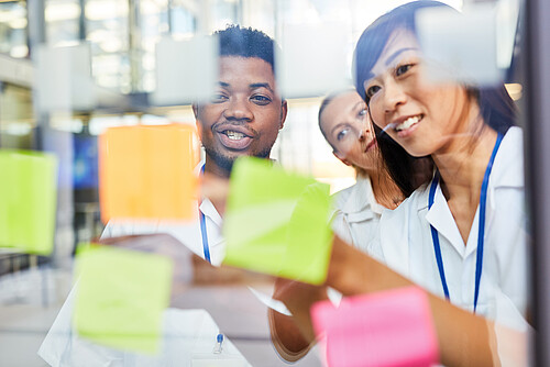 Beim Teaching in Kleingruppen können Hilfsmittel wie Post-its das gemeinsame Erarbeiten von Fragen unterstützen.  Bild: Adobe Stock