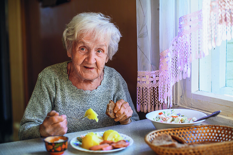 Bei Menschen mit Demenz ist eine ausreichende Ernährung mit Vermeidung von Gewichtsverlusten wichtiger als eine gezielte Lebensmittelauswahl, da ein Gewichtsverlust gravierende Gesundheitsrisiken mit sich bringt und zudem im Alter und bei Demenz meist nur schwer wieder ausgeglichen werden kann. Bild: Adobe Stock