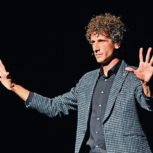 Lionel fascine les spectateurs en recourant à des gestes et une histoire savamment orchestrés – et les détourne ainsi du véritable tour de magie. Photo: Remo Fröhlicher