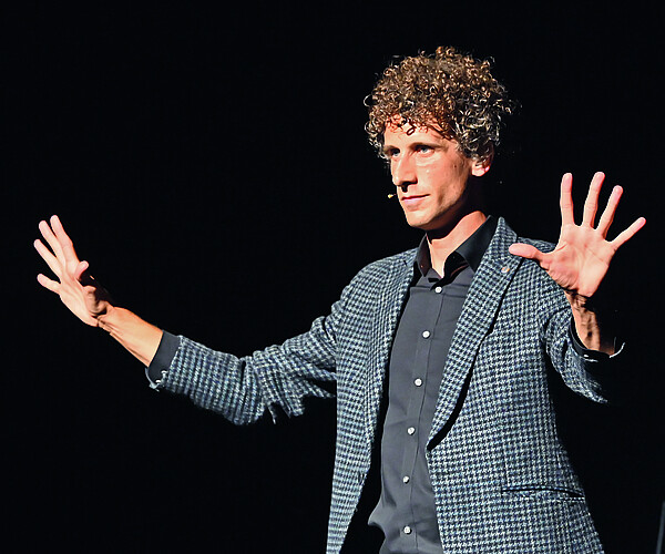 Lionel fascine les spectateurs en recourant à des gestes et une histoire savamment orchestrés – et les détourne ainsi du véritable tour de magie. Photo: Remo Fröhlicher