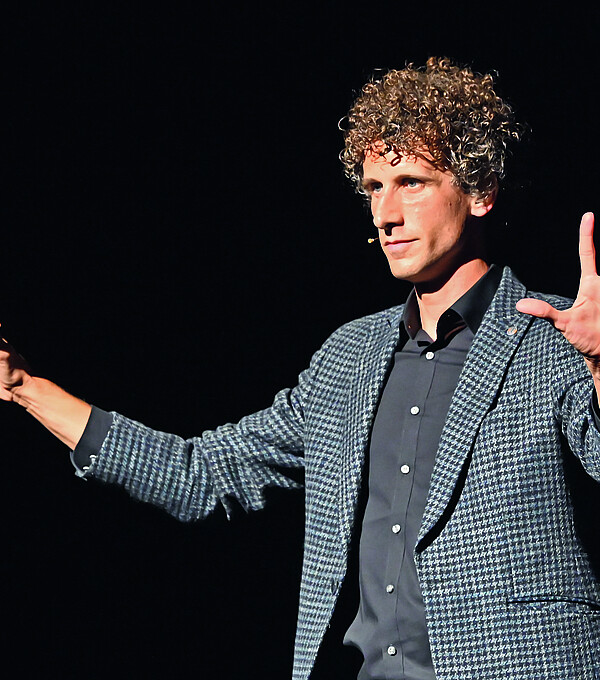 Lionel fascine les spectateurs en recourant à des gestes et une histoire savamment orchestrés – et les détourne ainsi du véritable tour de magie. Photo: Remo Fröhlicher