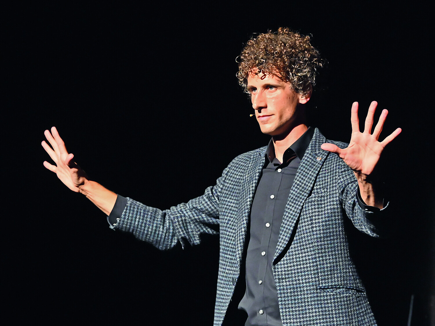 Lionel fascine les spectateurs en recourant à des gestes et une histoire savamment orchestrés – et les détourne ainsi du véritable tour de magie. Photo: Remo Fröhlicher