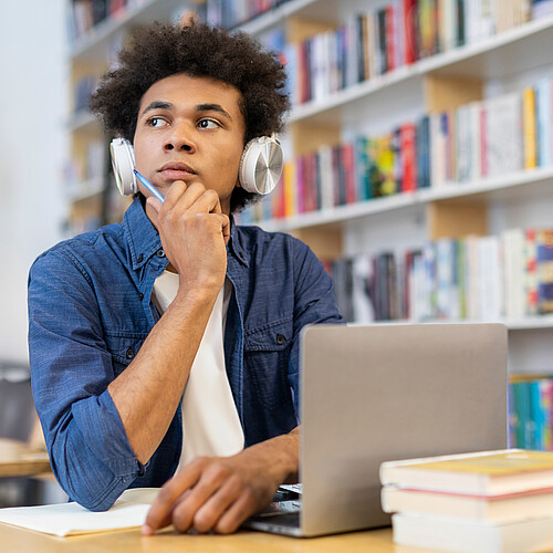 Selon des estimations, nous passons jusqu’à la moitié de notre temps d’éveil à rêvasser. Photo: Adobe Stock