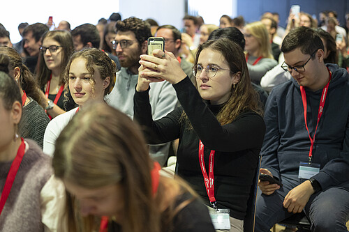 Handy hoch und los: Die aktive Mitarbeit der Medizinstudierenden war am Laufbahnkongress medifuture gefragt. Bild: Yanik Gasser/pixters.ch