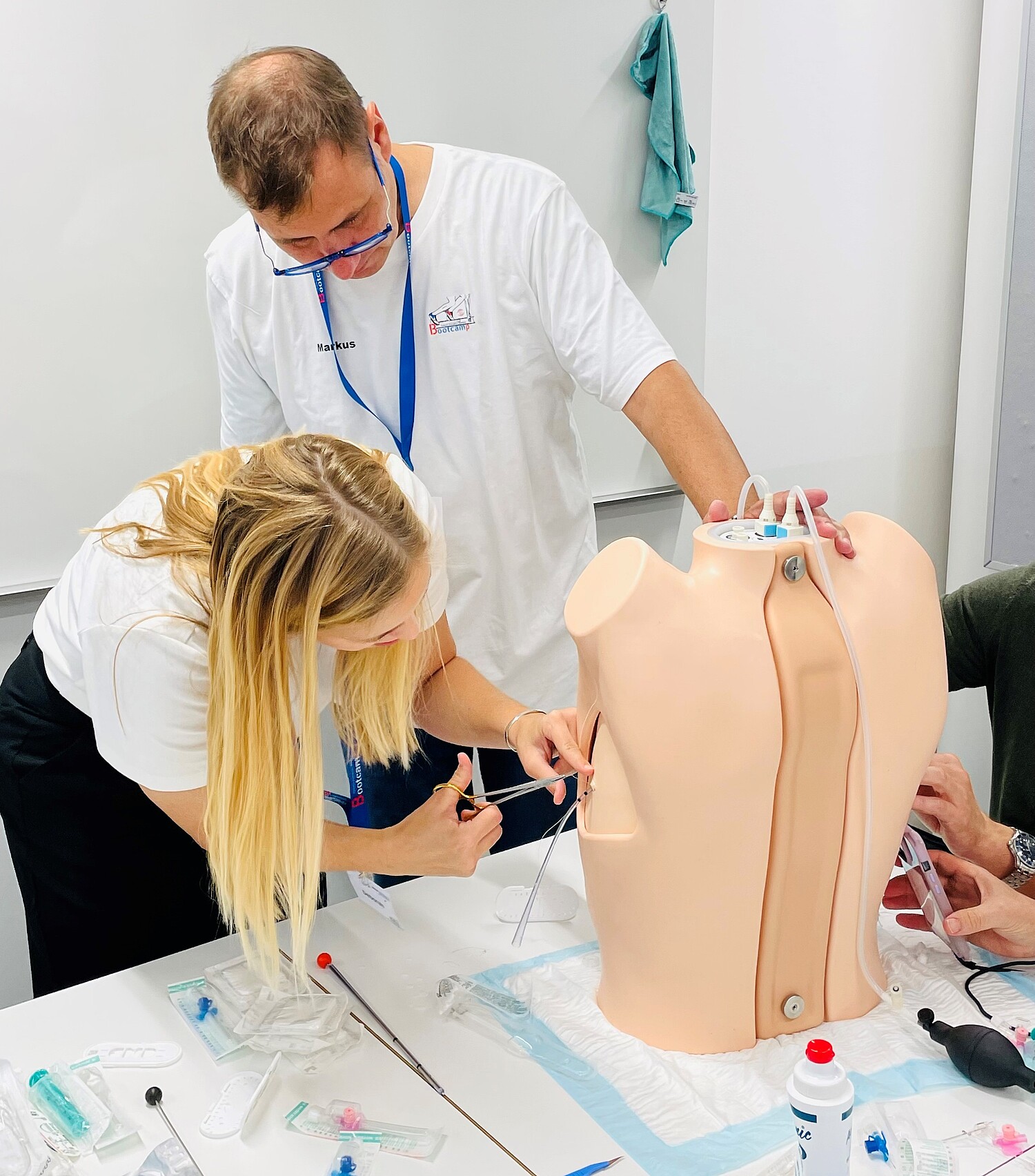 Eine Teilnehmerin des «Pediatric Emergency Medicine Bootcamps» legt eine Thoraxdrainage ein und wird dabei von einem Experten unterstützt. Bild: zvg