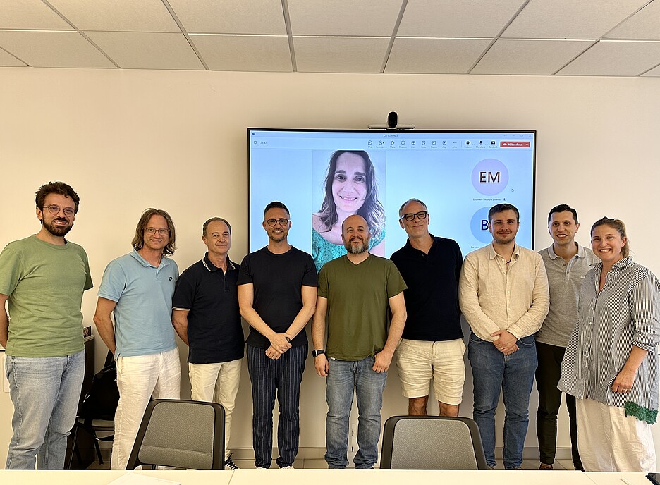 Der Vorstand ASMACT mit Präsident Dr. med. Davide Giunzioni in der Mitte und Dr. med. Olivier Giannini, neu gewähltes Mitglied des FMH ZV, zu seiner Linken beim Besuch des ASMACT-Vorstandes im Juli 2024. Bild: zvg