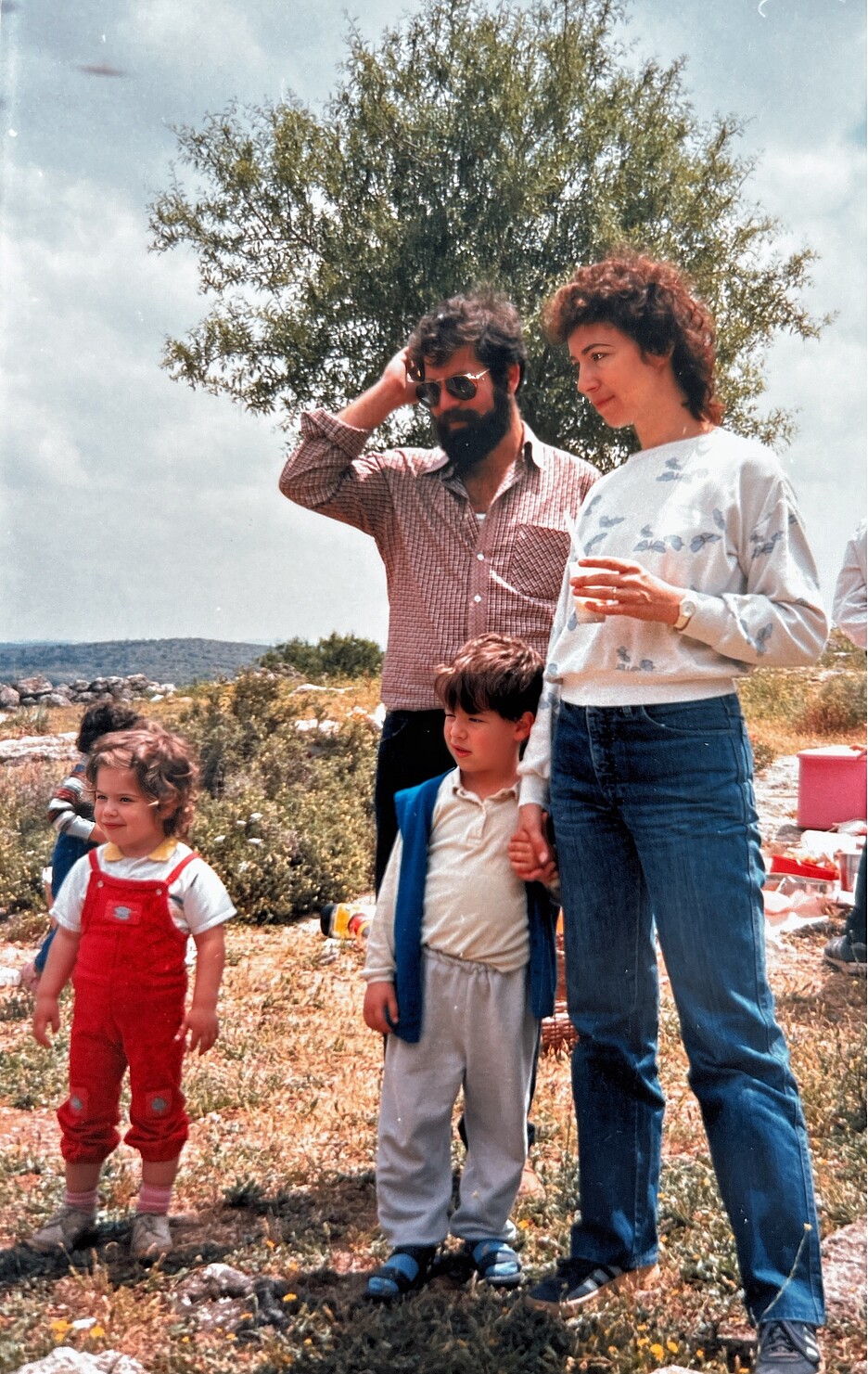 Klara Landau (rechts) im Jahr 1987 mit ihrer Familie in Israel, wo sie ihre Weiterbildung zur Augenärztin absolvierte. Bild: zvg