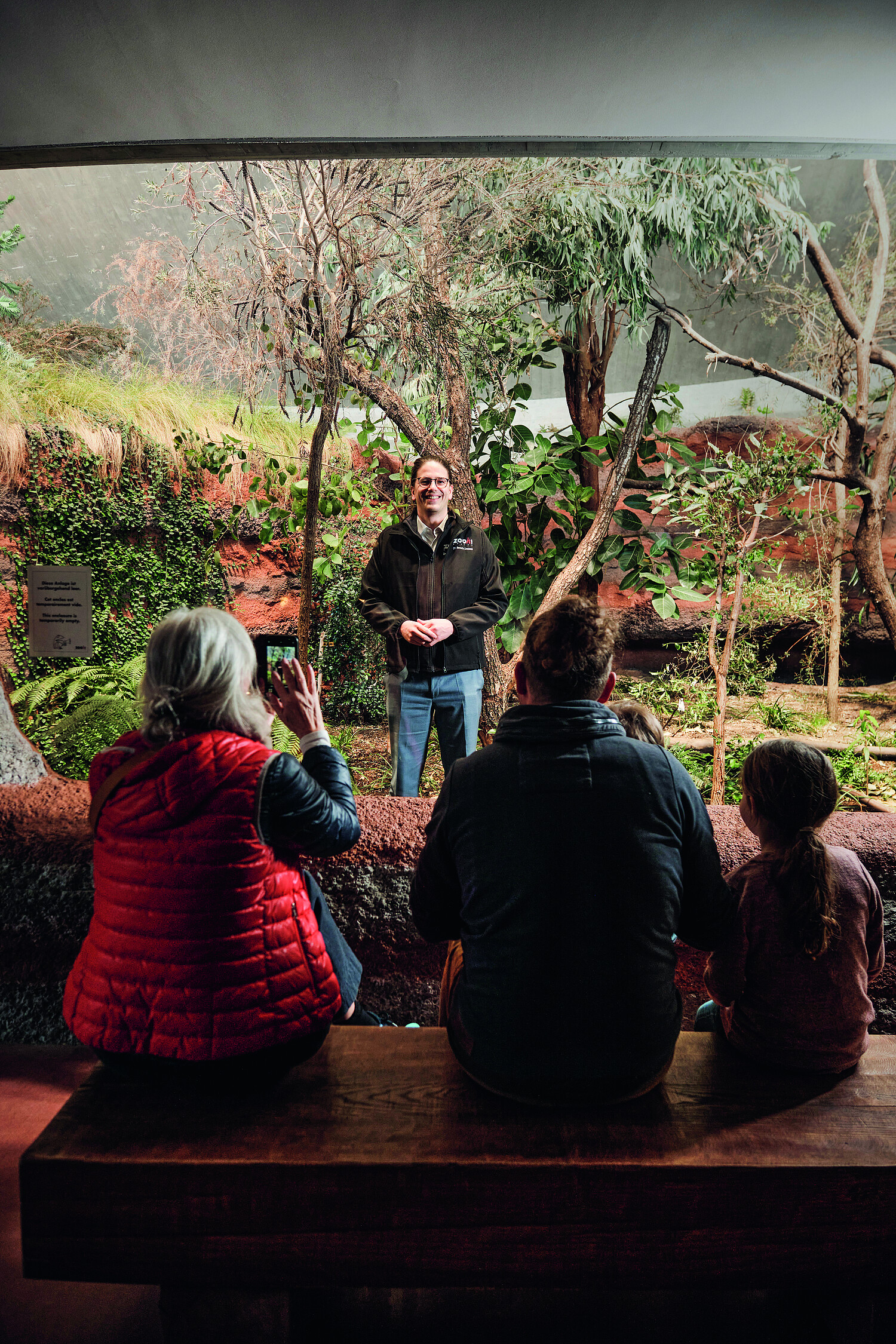 Severin Dressen, Direktor des Zoos Zürich, lässt sich von Jonathan Labusch im leeren Koalagehege fotografieren, als ob er ein Zootier wäre. Bild: Jonathan Labusch/Tages-Anzeiger