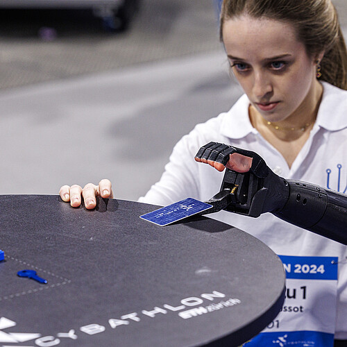 Pas seulement saisir, mais aussi sentir? Le développement de technologies d’assistance telles que les prothèses de bras fait l’objet d’une recherche intensive. Photo: EPF Zurich/Cybathlon/Alessandro Della Bella