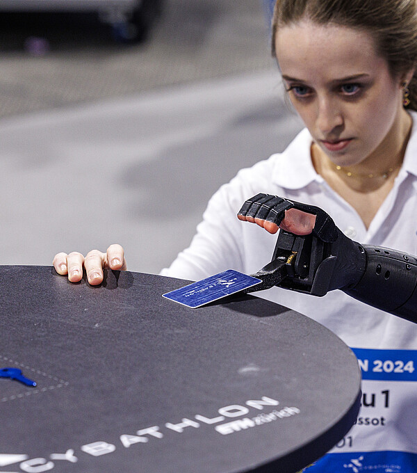 Pas seulement saisir, mais aussi sentir? Le développement de technologies d’assistance telles que les prothèses de bras fait l’objet d’une recherche intensive. Photo: EPF Zurich/Cybathlon/Alessandro Della Bella