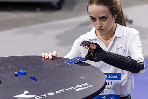 Nicht nur greifen, sondern auch spüren? An der Weiterentwicklung von Assistenztechnologien wie Armprothesen wird intensiv geforscht. Bild: ETH Zürich / Cybathlon / Alessandro Della Bella