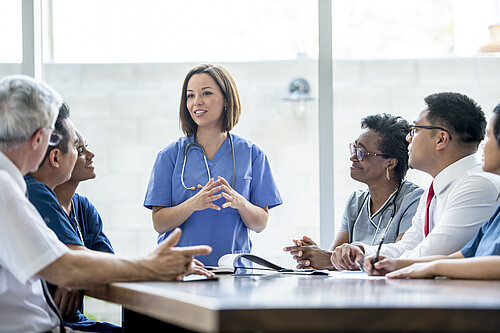 Les responsables de formation mais aussi les médecins en formation peuvent soumettre leurs idées pour la promotion des projets. Photo: ISFM/license standard iStock