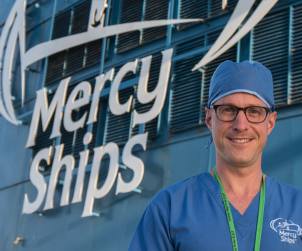 Bei seinen Einsätzen auf den Spitalschiffen von Mercy Ships hat der Chirurg Konrad Mende grosse Wertschätzung erfahren. Bild: Mercy Ships; Miguel Ottaviano