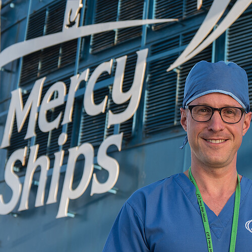 Bei seinen Einsätzen auf den Spitalschiffen von Mercy Ships hat der Chirurg Konrad Mende grosse Wertschätzung erfahren. Bild: Mercy Ships; Miguel Ottaviano