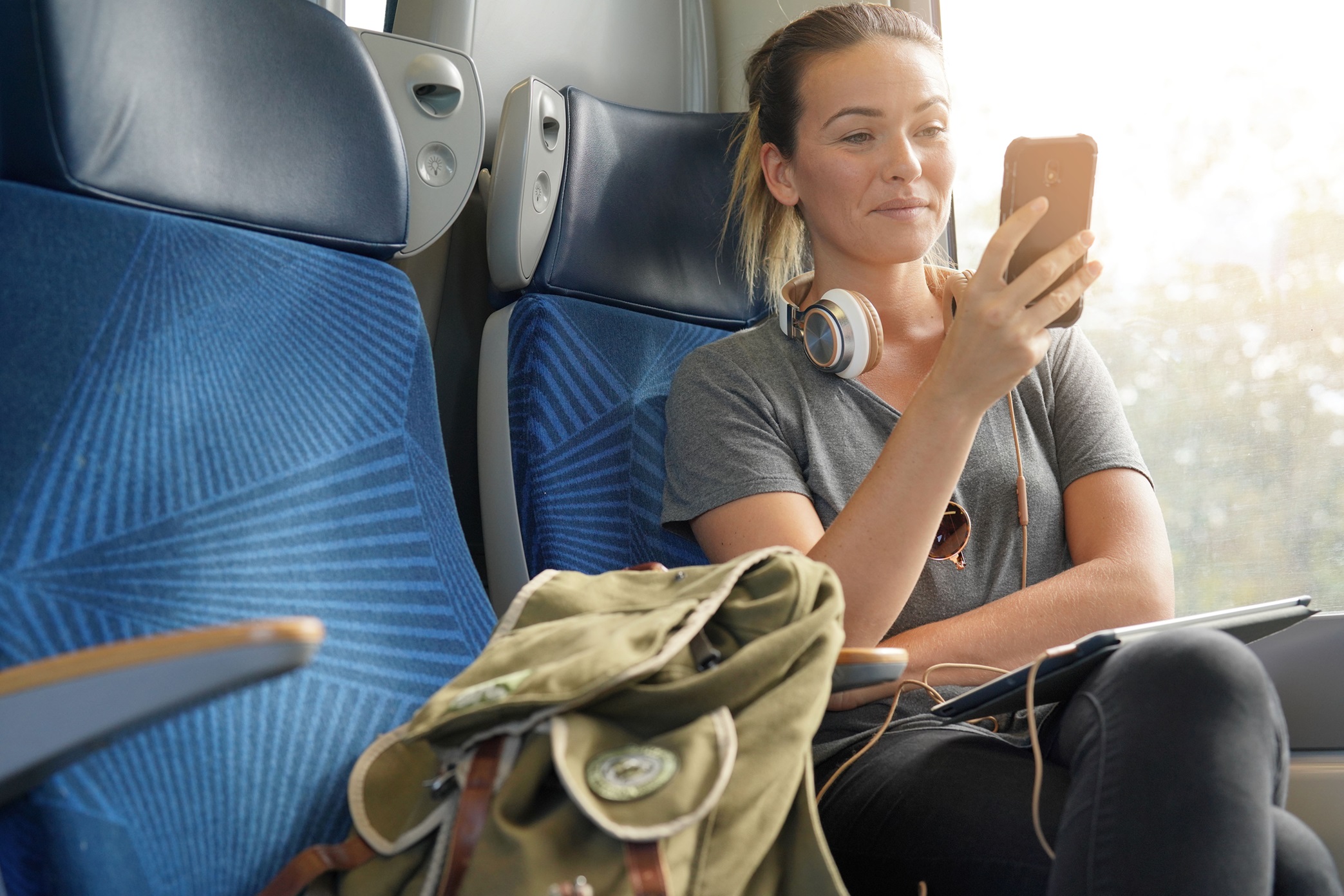 Vaut-il mieux regarder son portable plutôt que de porter son regard par la fenêtre? Les technologies numériques permettent de stimuler la créativité, mais souvent aussi d’éviter l’ennui, ce qui encourage les rêves éveillés. Photo: Adobe Stock