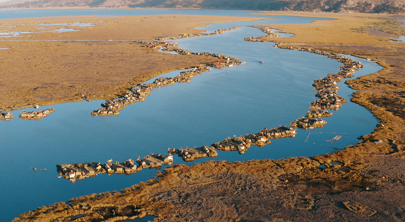 Les Uros au Pérou vivent aujourd’hui encore sur des îlots flottants sur le lac Titicaca. Photo: Tobias Deml, Wikipedia, CC License