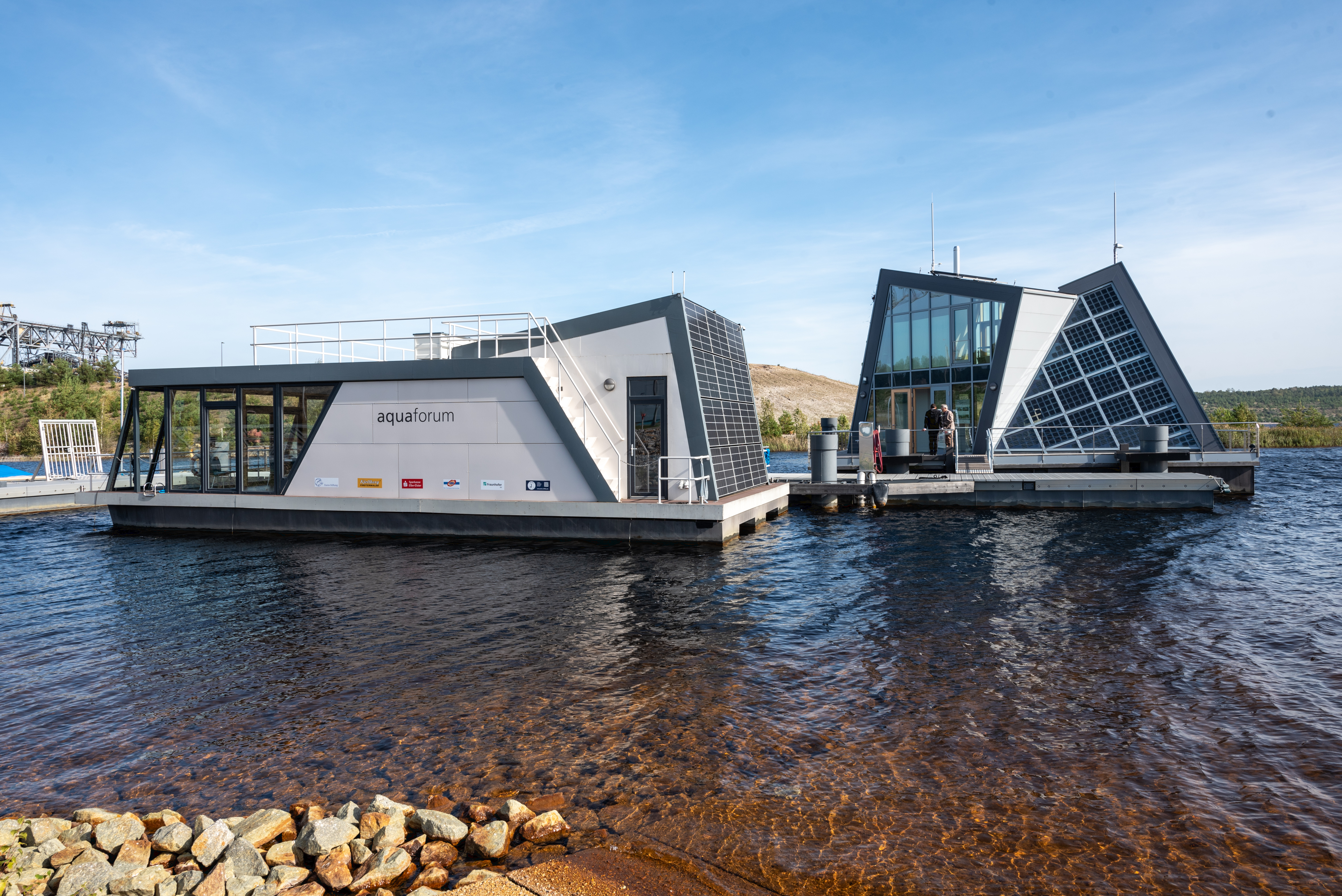 Un exemple de vie en autarcie dans des constructions flottantes: le groupe de maisons d’Autartec. Photo: Michalczack, IfSB e.V.